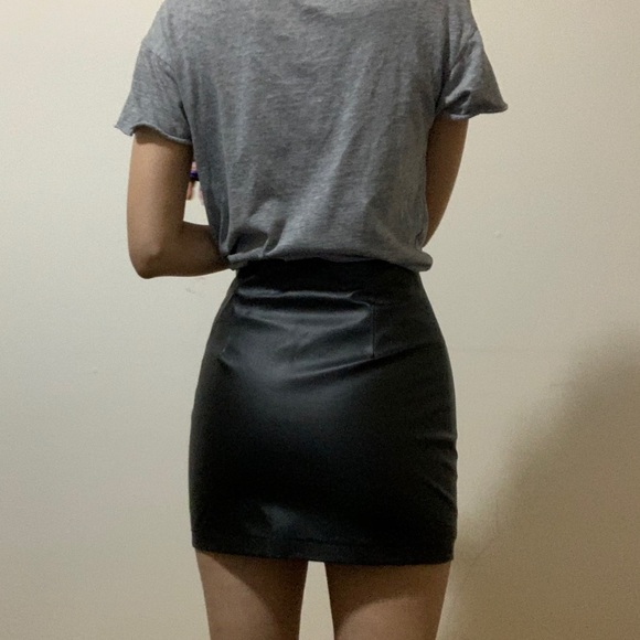 Faux leather high waist skirt with big zipper 💖🦄 - Picture 5 of 6